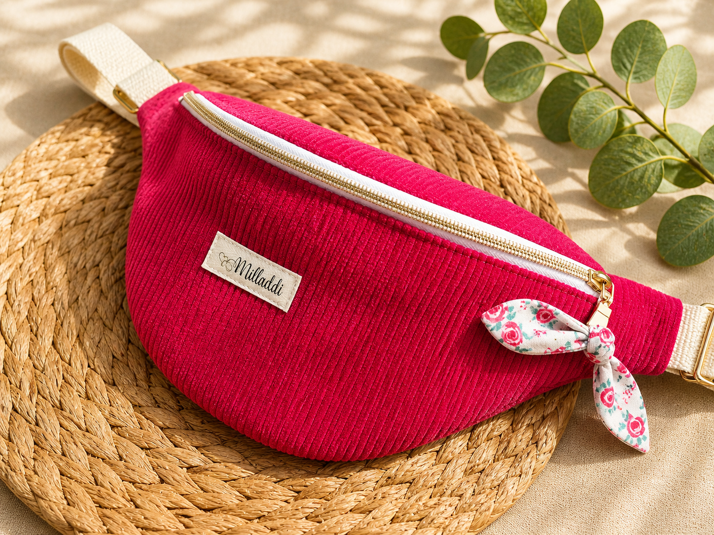 Femme portant un sac banane Rouge en velours côtelé en bandoulière sur une robe légère, création artisanale Milladdi faite main.