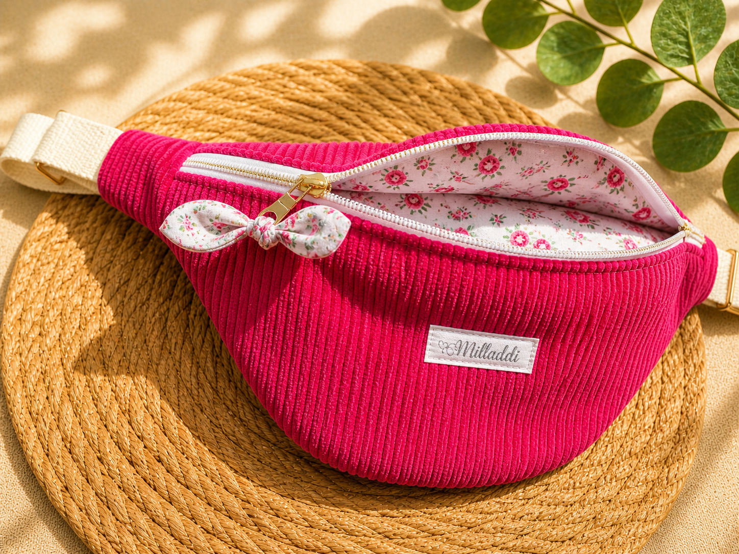 un sac banane en velours côtelé rouge, création artisanale Milladdi faite main.
